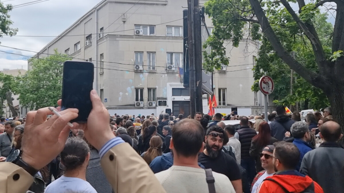 VIDEO  3000 punonjës pa paga  protestë para Ministrisë së Kulturës