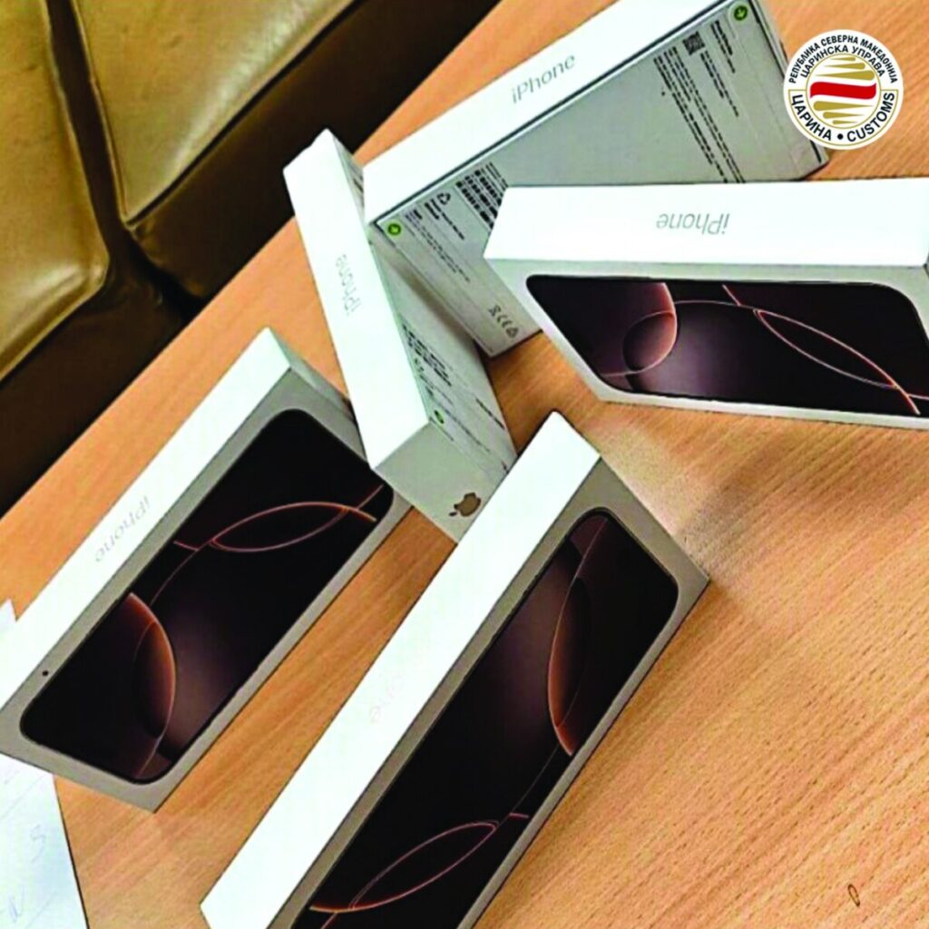 Tha se kishte vetëm ëmbëlsira për fëmijët, por doganierët në Aeroportin e Shkupit i gjetën 5 celularë Iphone 16 në valixhe