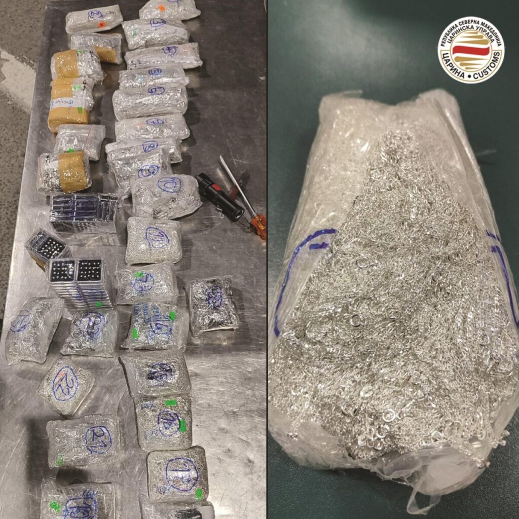 Dogana e Maqedonisë sekuestroi 18 parfume dhe 18 kg bizhuteri argjendi, që u gjetën në veturën e shtetasit të Kosovës