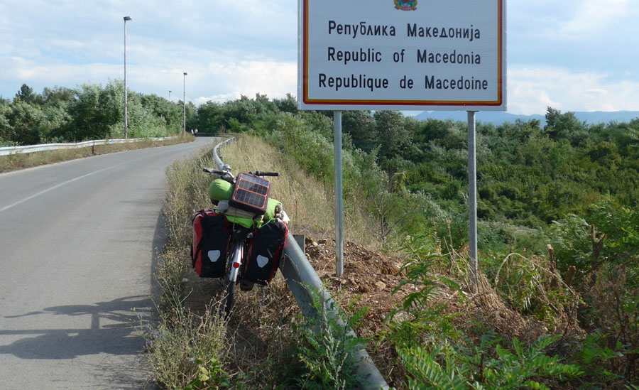 Aksident mes një veture dhe motoçiklete  një i vd ekur