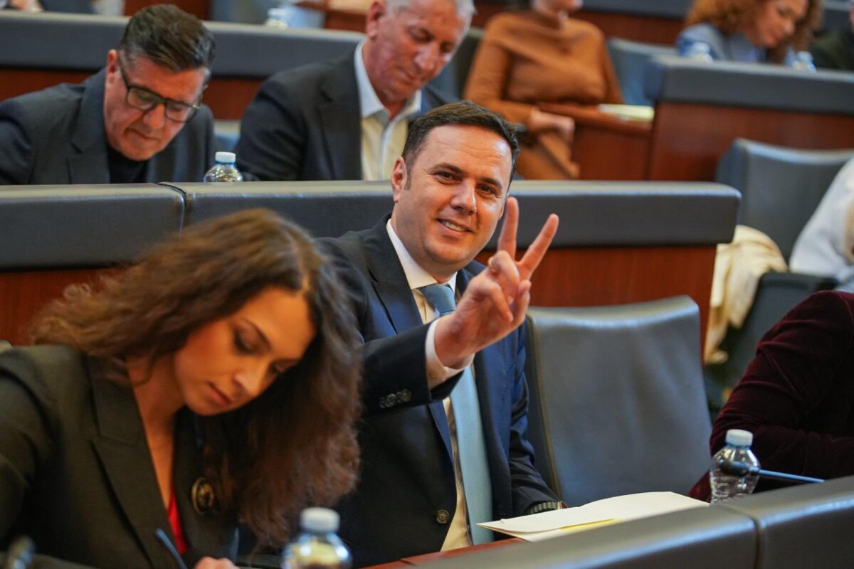 Abdixhiku për LVV në  Nuk njohin njerëzoren  as fjalën e kurrizin  Të takojnë  të mashtrojnë