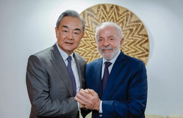 Kina dhe Brazili shprehin gatishmëri për të çuar përpara mekanizmin BRICS