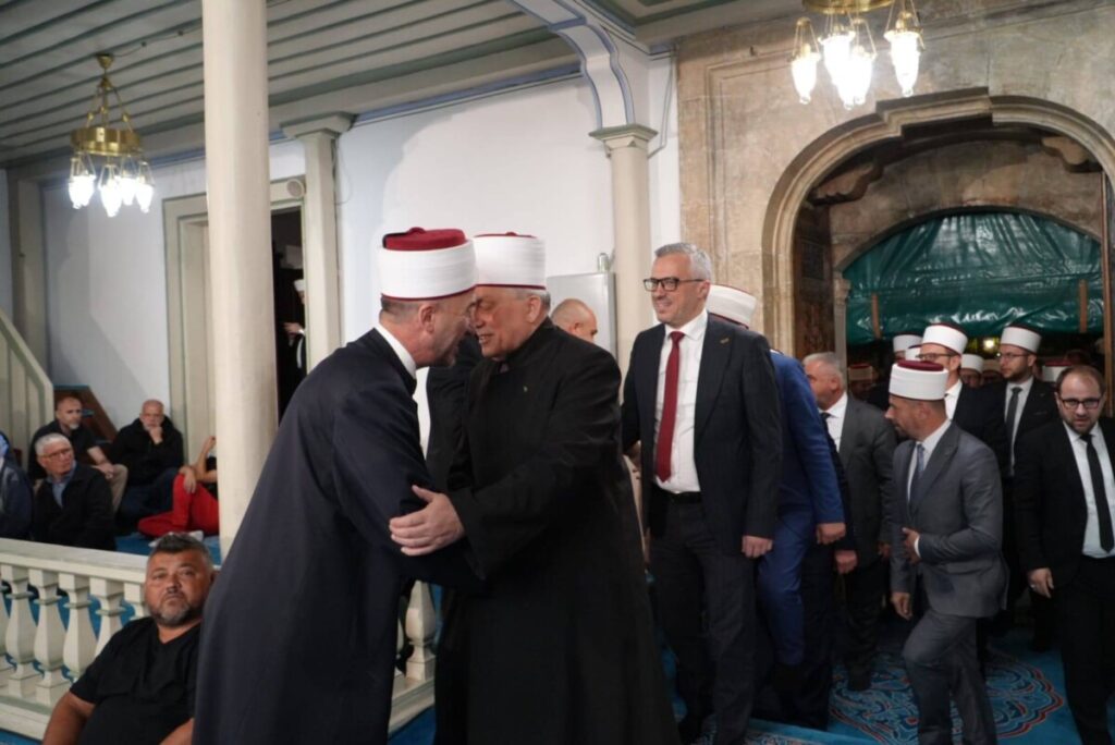 Festojnë besimtarët myslimanë, herët në mëngjes u fal namazi i Kurban Bajramit