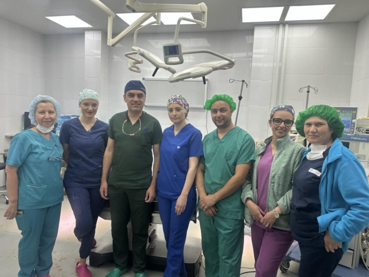 ne-kliniken-per-semundje-ortopedike-realizohen-me-sukses-dy-transplante-te-kockes-nga-nje-donator-i-ndjere