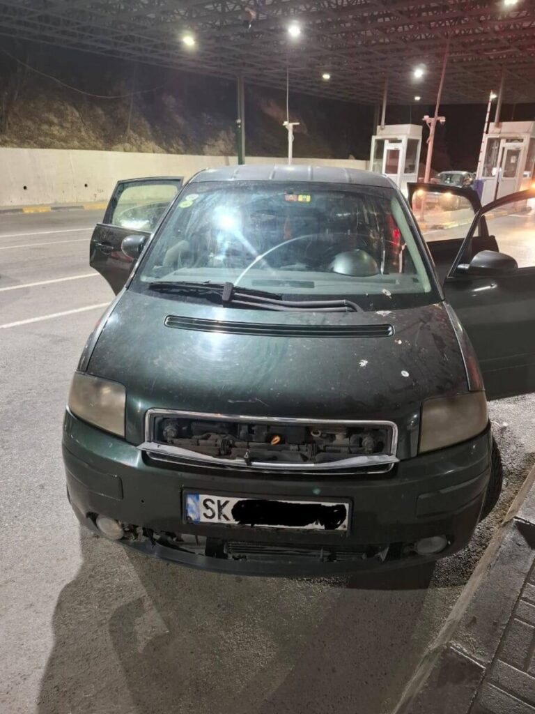 FOTO/ Shtetasi i Maqedonisë arrestohet në kufirin e Kosovës – në “Audi A2” kishte fshehur 16 mijë franga metalike