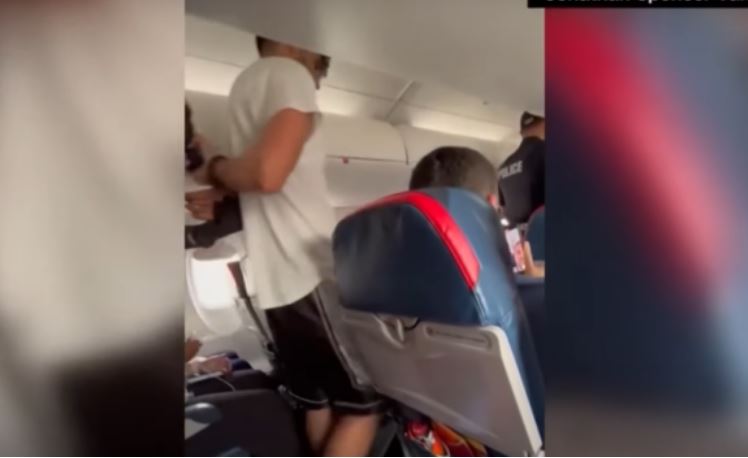 Aeroplani bëri ulje emergjente  23 vjeçari shqiptar tentoi hapjen e derës emergjente