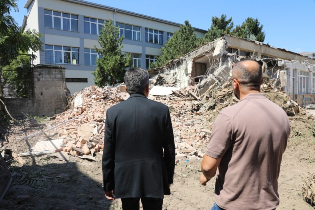 Fillojnë punimet në Shkollën “Jashar Bej Shkupi” në Dyqanxhik, Mexhiti: Do të ndërtohet një sallë sportive moderne, një kënd për fëmijë dhe katër klasa të reja