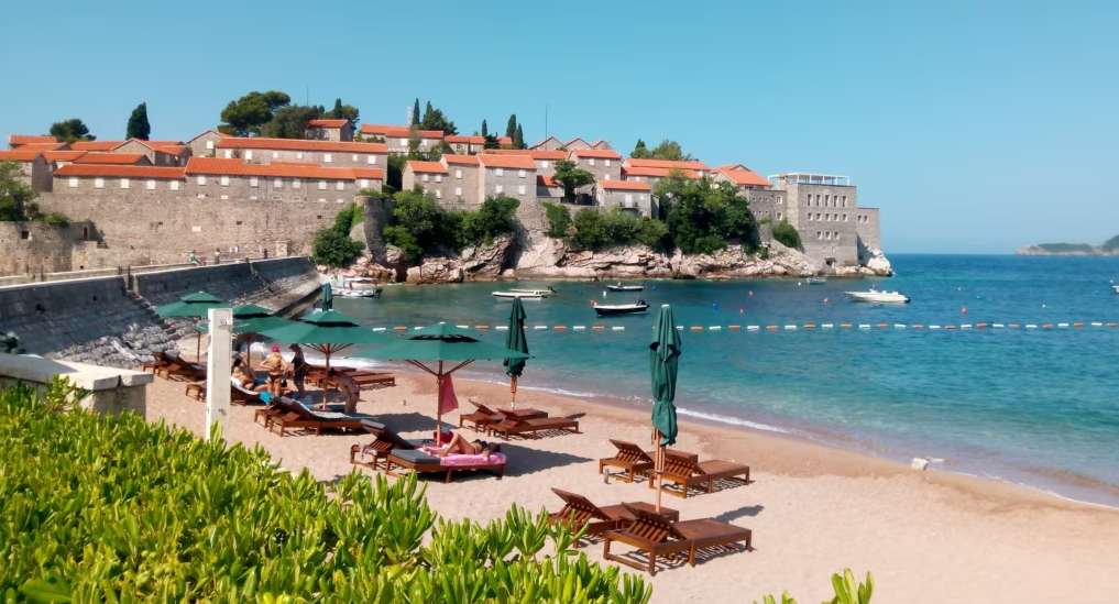 Hotelet në Mal të Zi ulin  yjet  për ta shmangur taksën e lartë