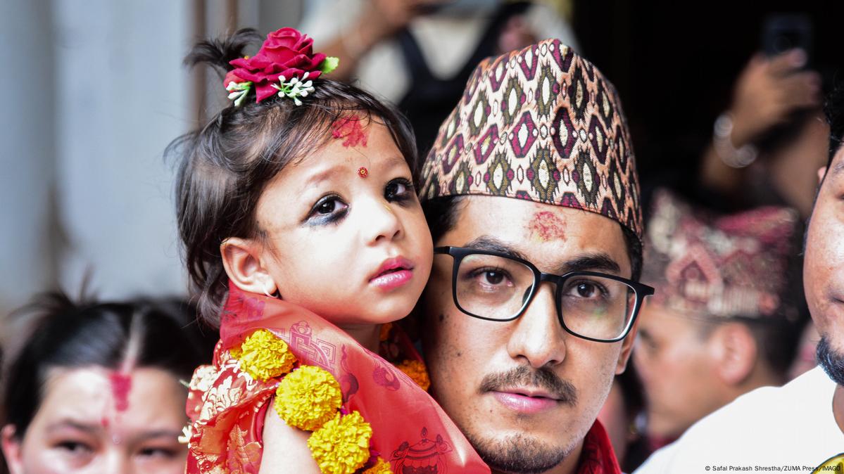 2 vjeçarja bëhet perëndeshë në Nepal