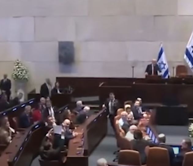 Incident gjatë fjalimit të Trump në Izrael  deputetët përjashtohen pasi mbajtën në duar mbajnë pankartë  Njih Palestinën 