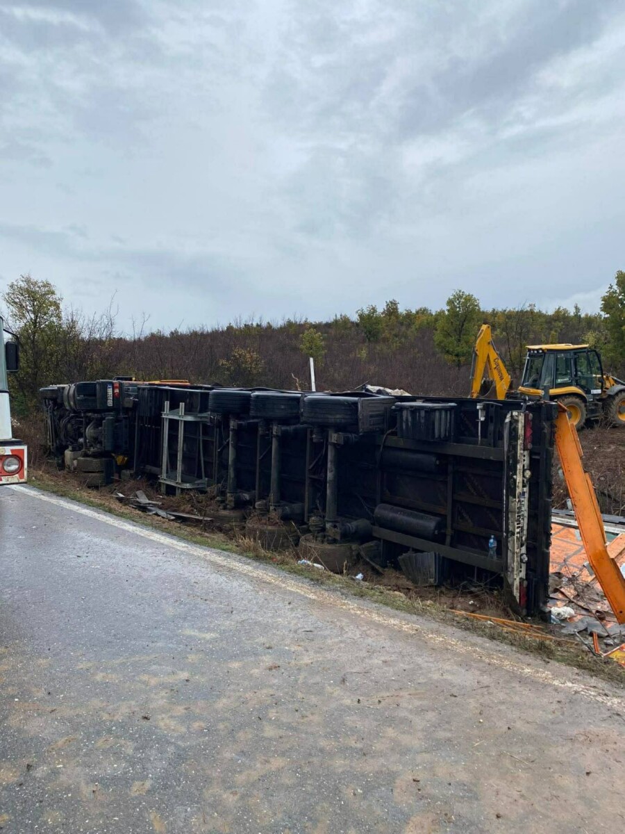 Një emigrante nga Kina ka vdekur  ndërsa 7 emigrantë të tjerë janë lënduar në një aksident me kamion në Maqedoni