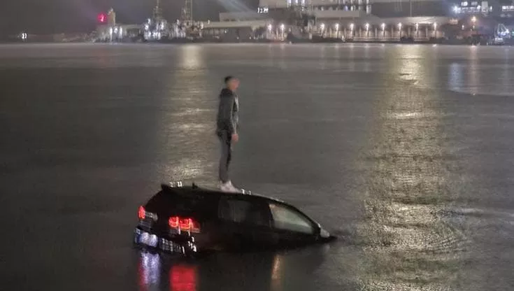 vetura-bie-ne-det-ne-bari-shoferi-shqiptar-shpeton-duke-u-ngjitur-mbi-te