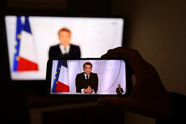 macron-nga-viti-i-ardhshem-edhe-ne-shkollat-e-mesme-do-te-ndalohet-perdorimi-i-telefonave