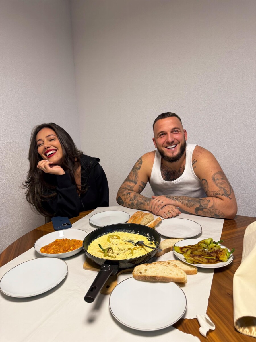  Zoti ju dhashtë bereqet   Mozzik dhe Lotina shijojnë një mëngjes tradicional me speca e gjizë