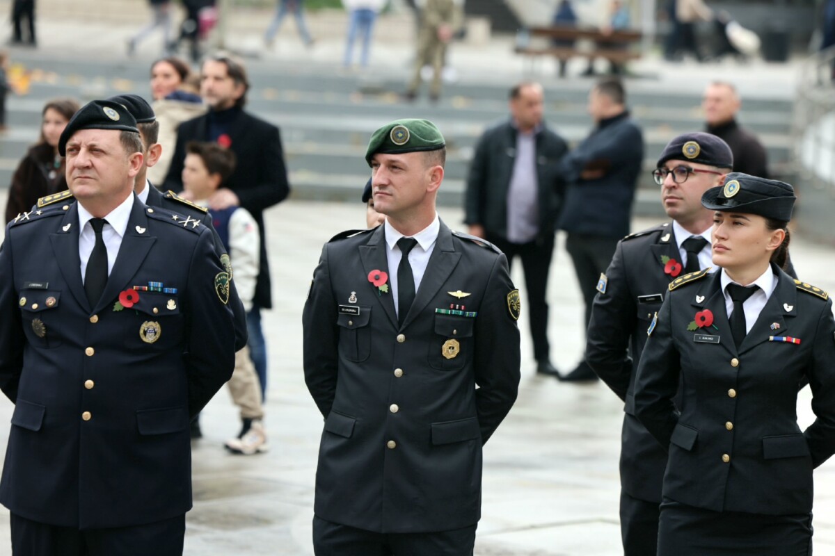 Nderohen 14 ushtarët britanikë të rënë në Kosovë