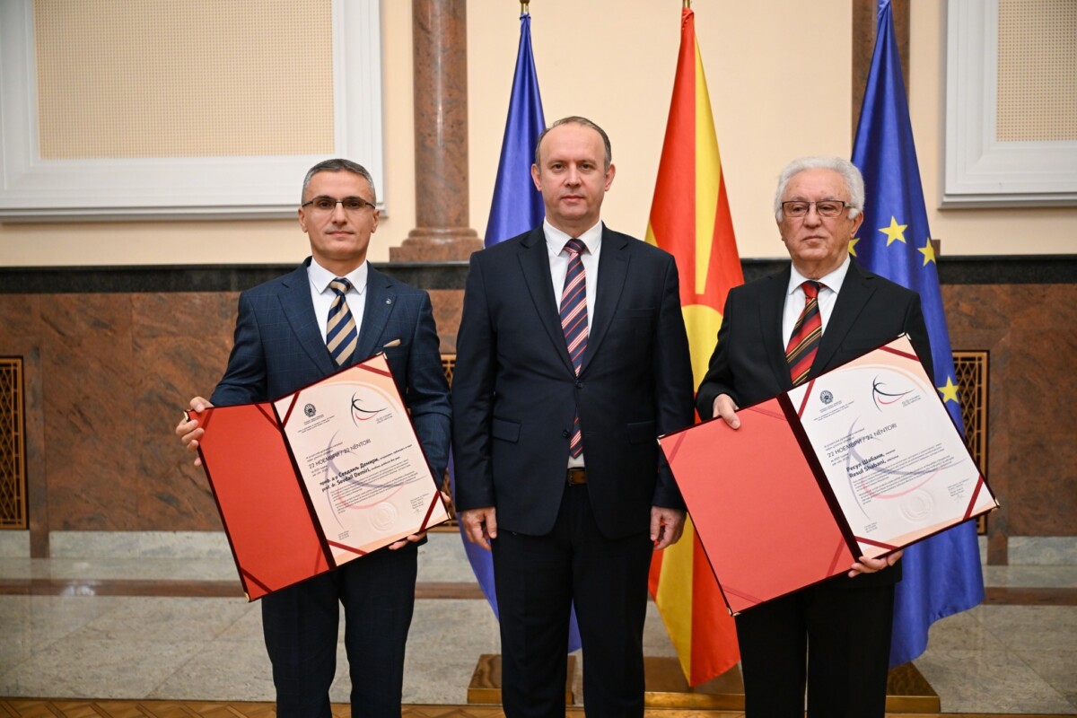 shabani-dhe-demiri-fitojne-cmimin-shteteror-22-nentori-nderohen-per-kontributin-e-tyre-ne-letersi-dhe-kulture