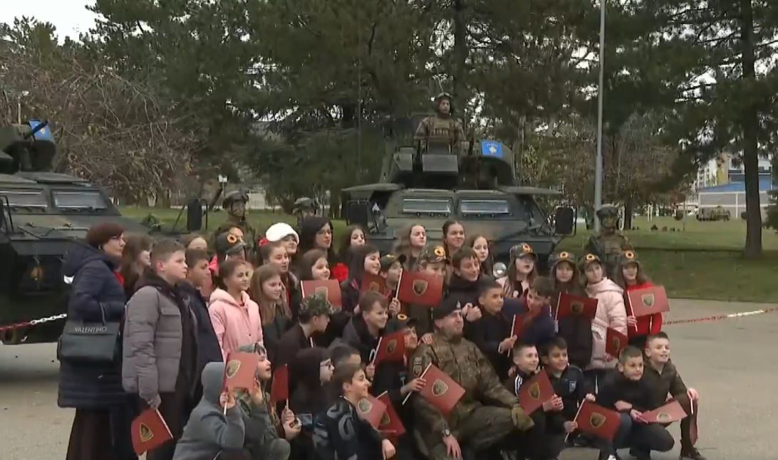 Ushtria e Kosovës pret qytetarët me aktivitete dhe demonstrime ushtarake  hapen dyert e kazermës  Adem Jashari  për qytetarët
