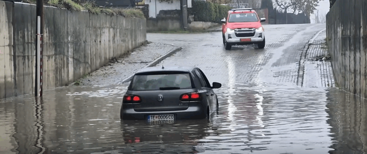 Tetovë  dita e parë e të reshurave Tetovë  Katër vetura bllokohen në nënkalim