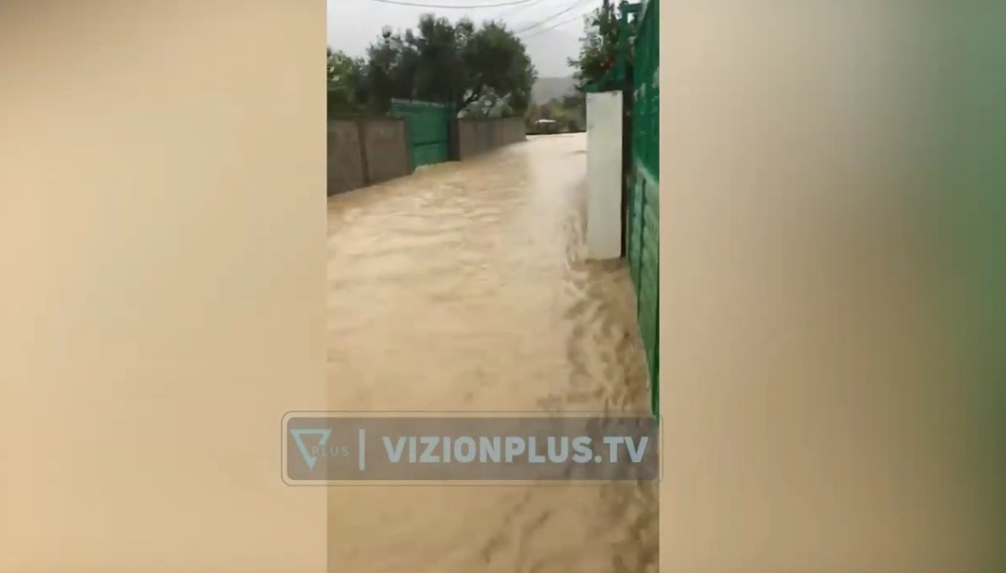 Përmbytje në disa qytete të Shqipërisë  Dëmtohen shtëpi  toka bujqësore dhe bllokohen disa rrugë