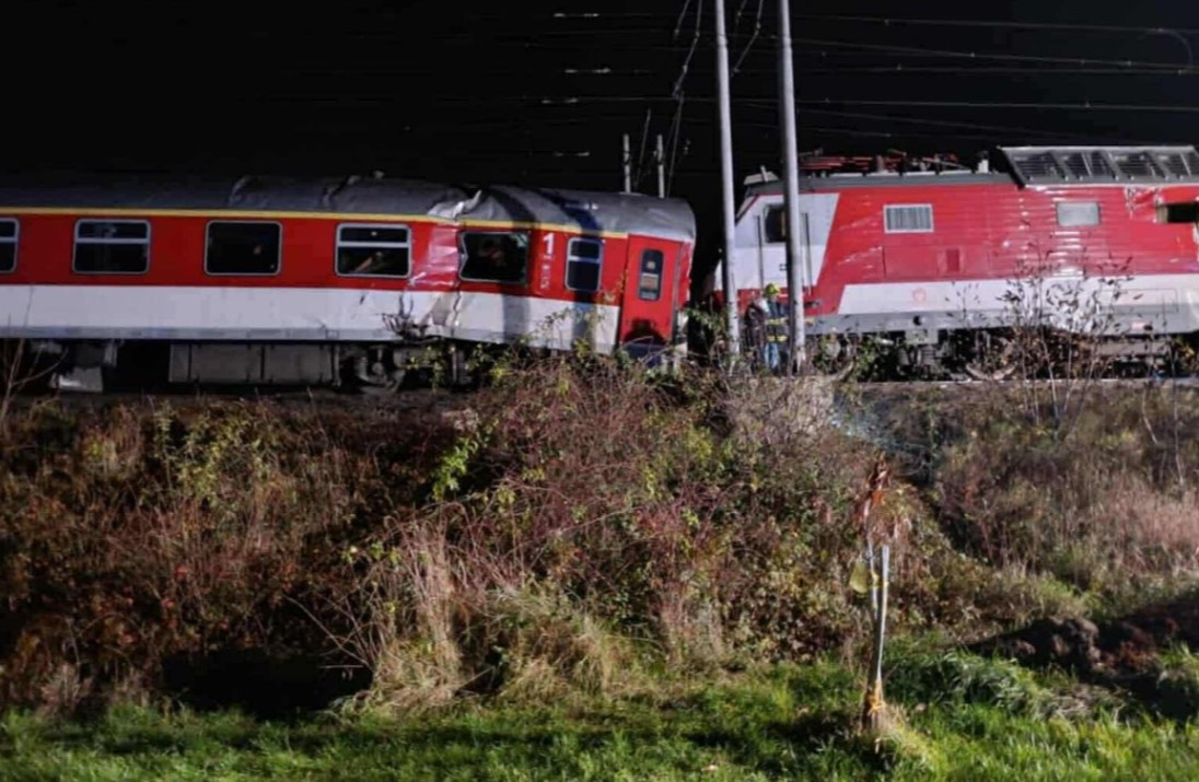 Përplasen dy trena në Sllovaki