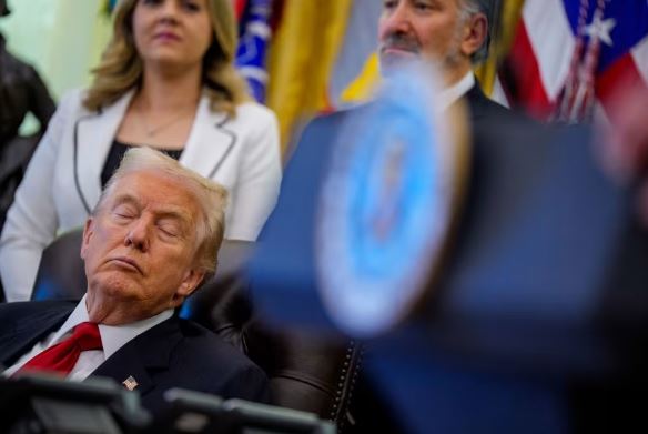 Trampin e zë gjumi gjatë një njoftimi në Zyrën Ovale  kundërshtarët e kritikojnë