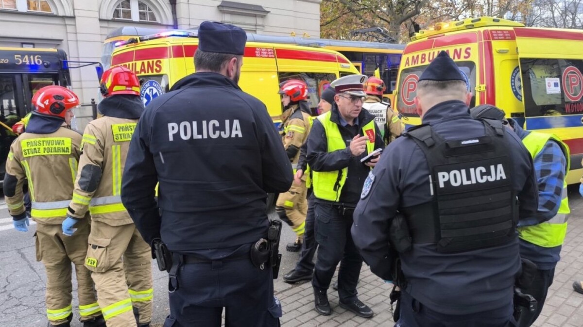 Autobusi përplaset me dy tramvaje në qendër të Varshavës  dhjetëra të plagosur