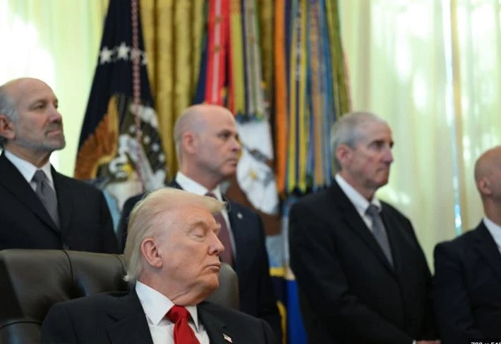 Trampin e zë gjumi gjatë një njoftimi në Zyrën Ovale, kundërshtarët e kritikojnë