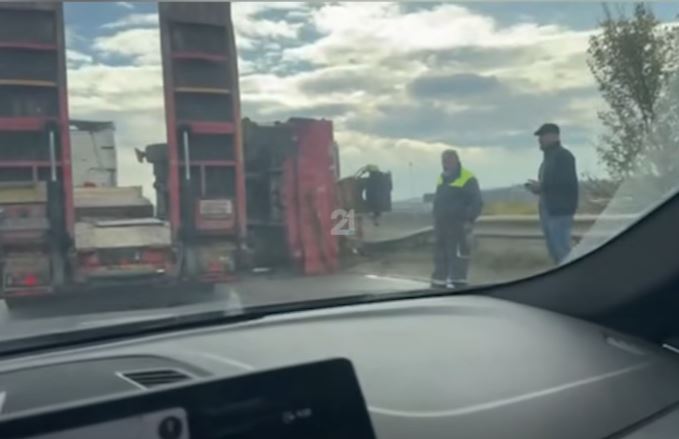 MPB  Nuk ka të lënduar nga rrokullisja e kamionit te qarkorja e Shkupit