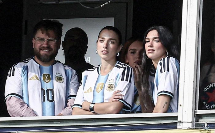 Dua Lipa befason fansat në Argjentinë me një vizitë në  La Bombonera 