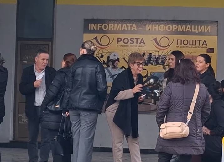Punëtorët e Postës në Tetovë në protestë  rrogat po i marrin me vonesë  Drejtori i mbështetë