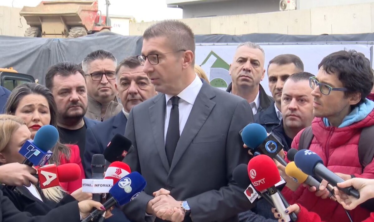 Çdo student do të marrë 12 300 denarë për pajisje elektronike  Mickoski  Thirrja është e hapur deri më 1 janar