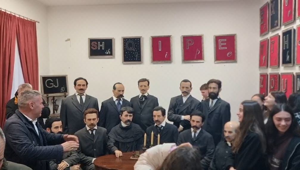 vlen-ne-diten-e-alfabetit-bashke-me-kurtin-per-gjuhen-shqiptaret-dhe-te-ardhmen-tone