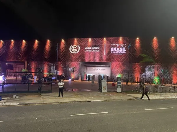 shperthen-zjarr-ne-samitin-cop30-pjesemarresit-ne-bisedimet-per-klimen-evakuohen