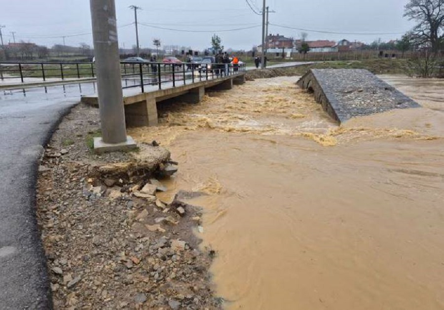Përmbytjet në Kosovë  26 familje të evakuuara në Gjakovë e Malishevë
