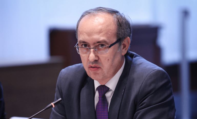 Abdixhiku fiton  Hoti reagon me tri fjalë