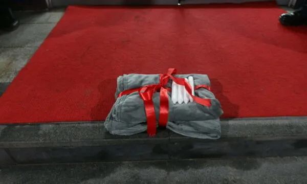 Qebe e qirinj si  dhuratë  për Kurtin  rinia e PDK së me aksion simbolik për rrymën para Qeverisë