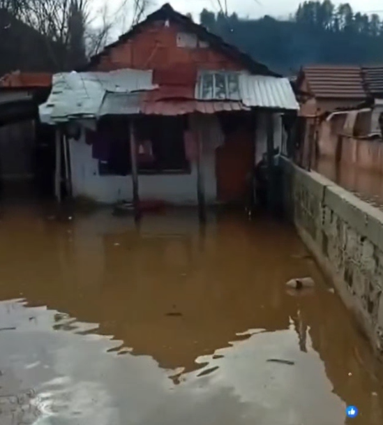 Përmbytje në disa shtëpi në lagjen e romëve në Kërçovë  QMK  Evakuohen banorët e rrugës  Prilepska 