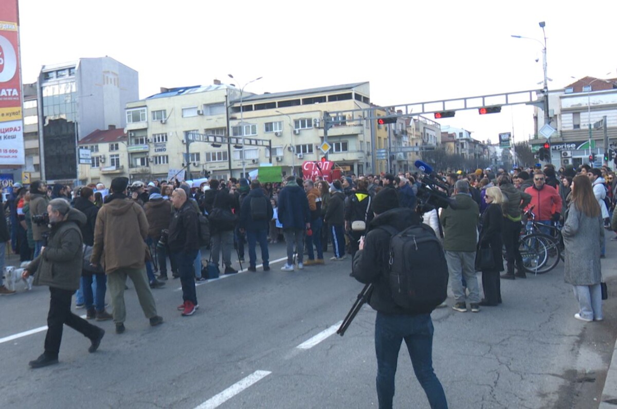 Po thithim helm  Ajri nuk është luks   protestë kundër çimentores  USJE 