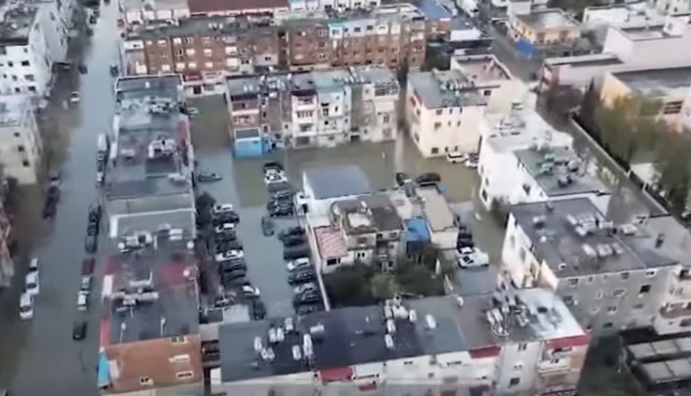 Vërshime në Shqipëri  Durrësi  nën ujë   Rreth 800 shtëpi janë përmbytur