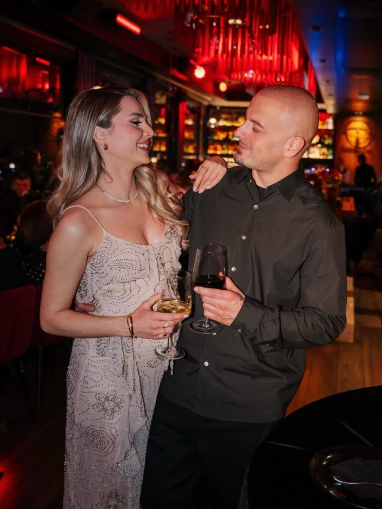 Martohet Adrian Gaxha, raportohet se çifti në pritje të fëmijës së parë