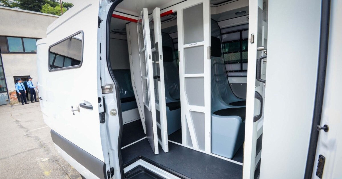 Maqedonia pranon nga Holanda furgonë të specializuar për transportin e të burgosurve dhe emigrantëve