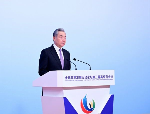 Wang Yi  Kina e gatshme të punojë me të gjitha palët