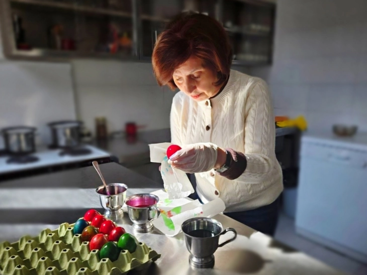 Siljanovska Davkova  Akti i ngjyrosjes së vezëve nuk është vetëm një zakon  por edhe një moment i afërsisë familjare dhe përgatitje shpirtërore për Pashkët