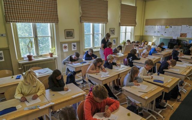 Shkollat suedeze kufizojnë mësimin digjital dhe kërkojnë rikthimin te librat