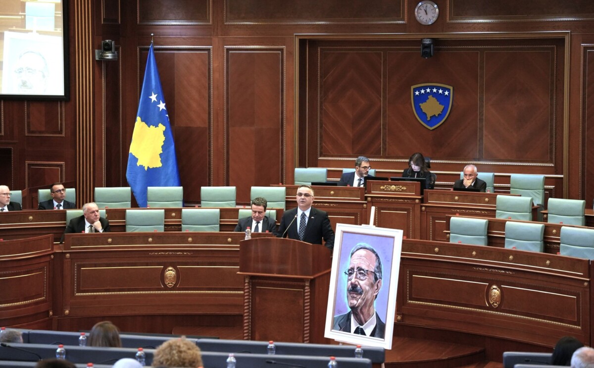 Kuvendi i Kosovës i bën nderime kongresistit të ndjerë amerikan  Eliot Engel