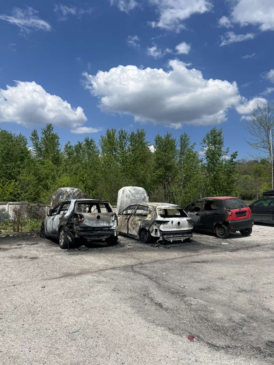 Përsëritet djegia e veturave te Kalaja e Shkupit  Tre automjete mbesin shkrumb e hi