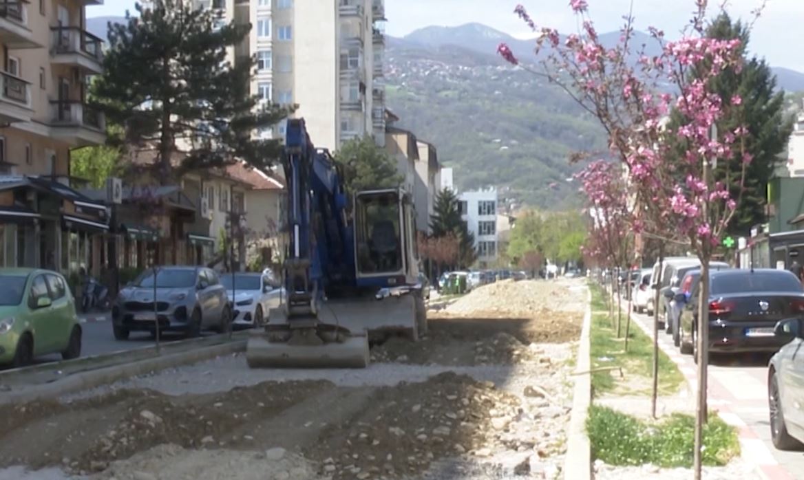 pluhur-erresire-dhe-probleme-infrastrukturore-sfidat-e-banoreve-nga-vonesat-ne-bulevardin-boris-kidric