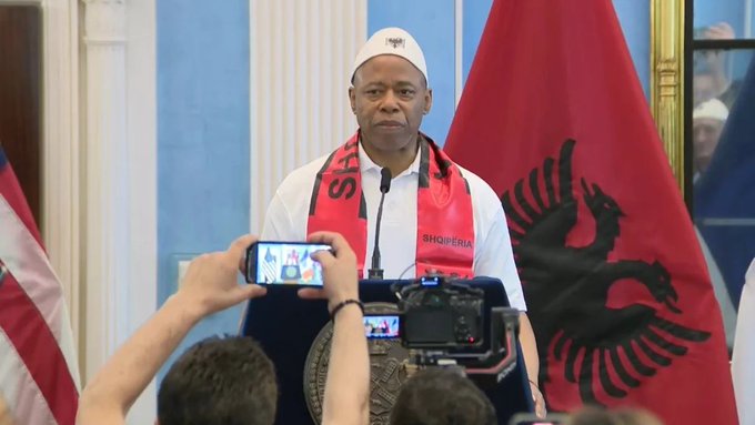 U bë shtetas i Shqipërisë  ambasadori Bushati uron ish kryebashkiakun e Nju Jorkut