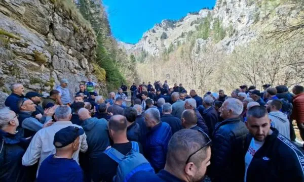 protesta-ne-cakorr-kerkohet-hapjen-e-kufirit-me-malin-e-zi