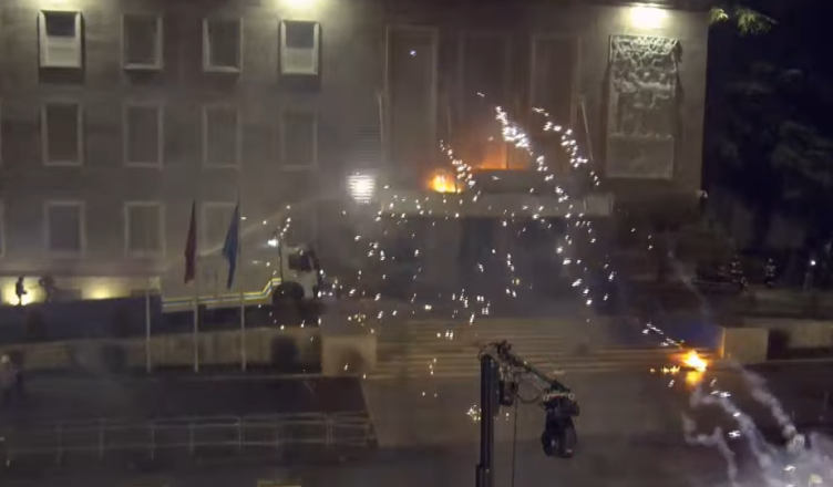 Fishekzjarre dhe molotov mbi kryeministri pas fjalës së Berishës  policia përgjigjet me ujë